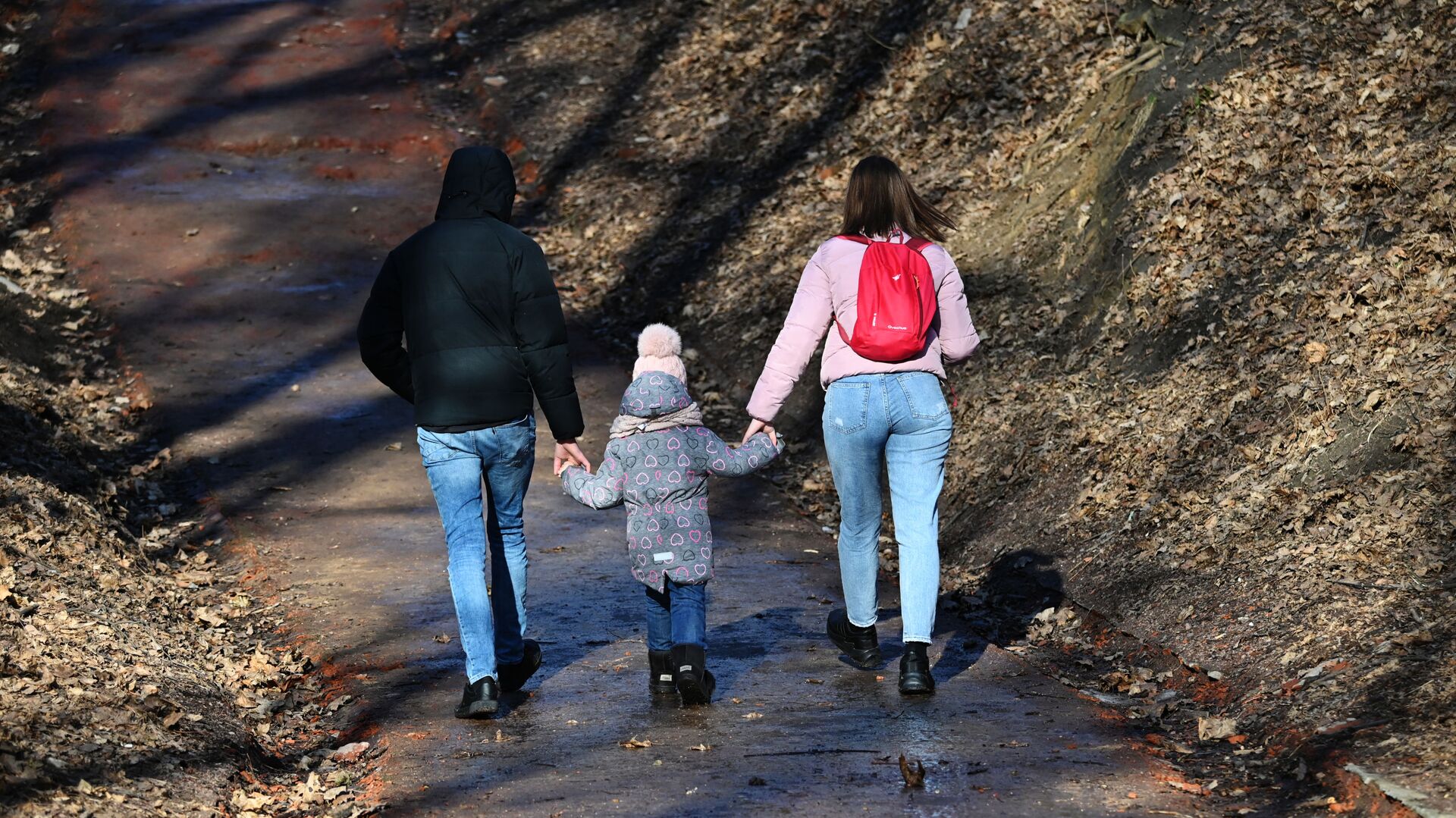 Семья гуляет в парке - Sputnik Lietuva, 1920, 09.05.2021