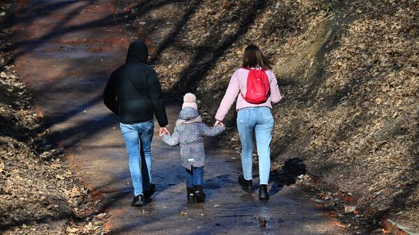 Семья гуляет в парке - Sputnik Lietuva