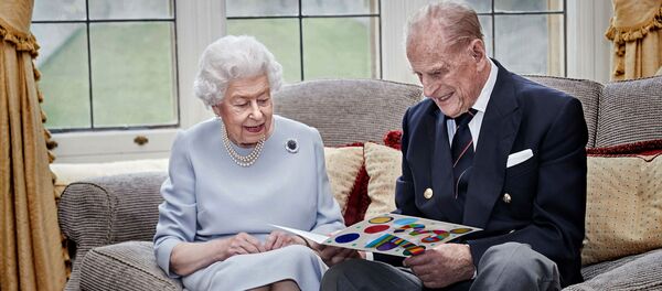 Elžbieta II ir jos vyras princas Filipas švenčia 73-ąsias vestuvių metines Elžbieta II ir jos vyras princas Filipas švenčia 73-ąsias vestuvių metines - Sputnik Lietuva