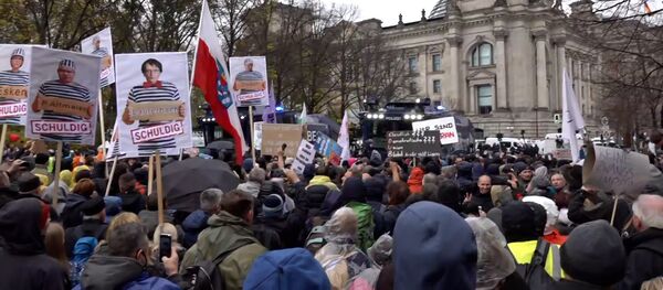 Prieš apribojimus ir lockdown’ą. Europą apėmė protestų banga Prieš apribojimus ir lockdown’ą. Europą apėmė protestų banga - Sputnik Lietuva