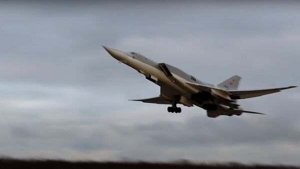 На видео показали полет Ту-22М3 при сложных метеоусловиях - Sputnik Литва