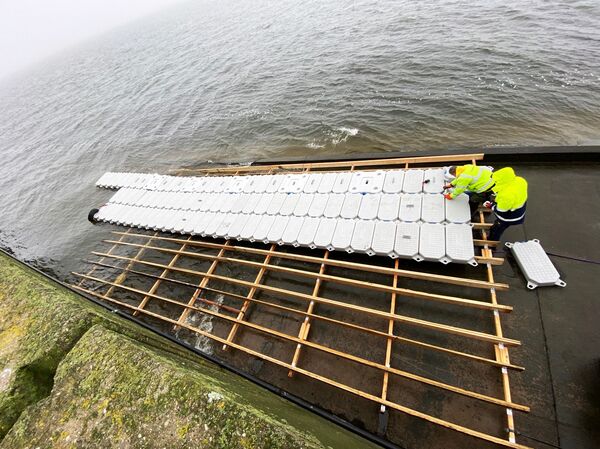 Lietuvoje pradėta statyti pirmoji Baltijos šalyse plūduriuojanti saulės elektrinė Lietuvoje pradėta statyti pirmoji Baltijos šalyse plūduriuojanti saulės elektrinė - Sputnik Lietuva