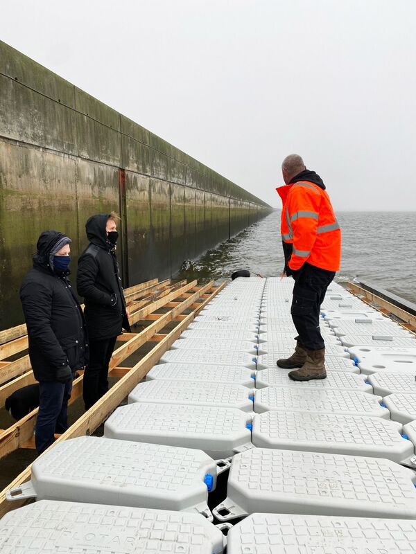 Lietuvoje pradėta statyti pirmoji Baltijos šalyse plūduriuojanti saulės elektrinė Lietuvoje pradėta statyti pirmoji Baltijos šalyse plūduriuojanti saulės elektrinė - Sputnik Lietuva