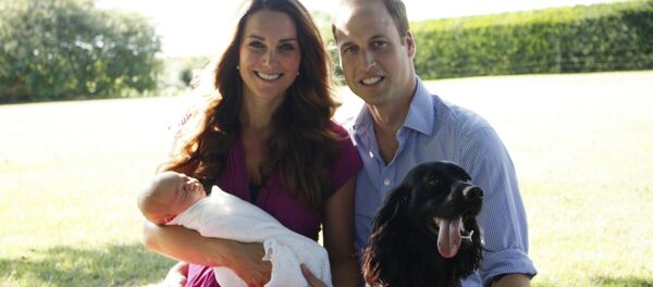 Принц Уильям и Кейт Миддлтон с новорожденным ребенком и псом Лупо Принц Уильям и Кейт Миддлтон с новорожденным ребенком и псом Лупо - Sputnik Lietuva