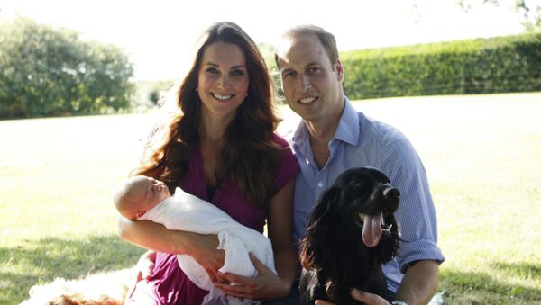 Принц Уильям и Кейт Миддлтон с новорожденным ребенком и псом Лупо - Sputnik Lietuva
