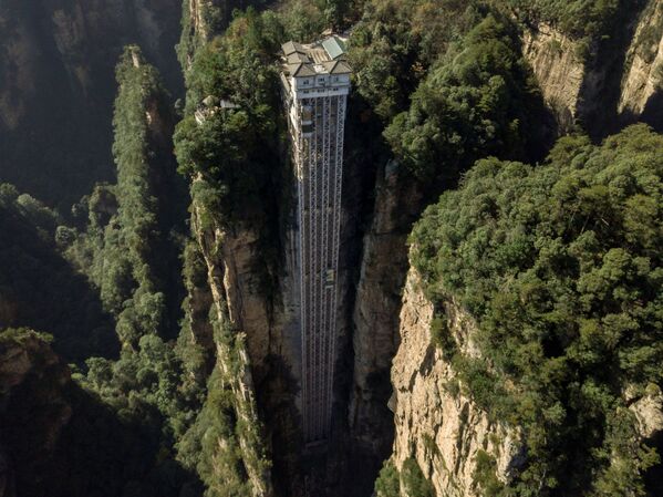 Лифт Байлун в национальном парке Чжанцзяцзе в провинции Хунань, Китай - Sputnik Lietuva