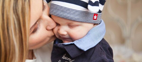 Женщина целует ребенка - Sputnik Литва