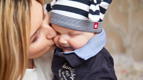 Женщина целует ребенка - Sputnik Lietuva