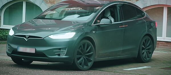 Programišiai per kelias minutes išlaužė elektromobilio Tesla apsaugą Programišiai per kelias minutes išlaužė elektromobilio Tesla apsaugą - Sputnik Lietuva