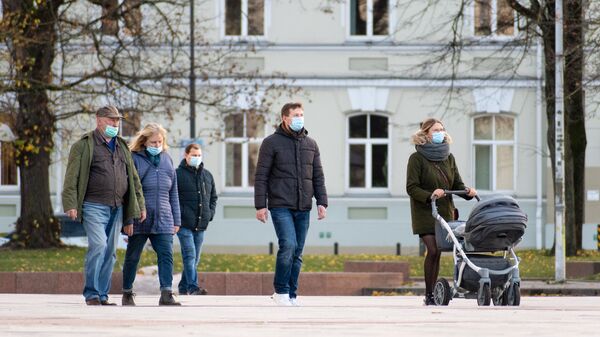 Прохожие в защитных масках на улице, Вильнюс - Sputnik Lietuva