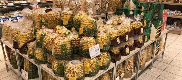 Традиционный литовский торт Шакотис в супермаркете, Вильнюс - Sputnik Литва