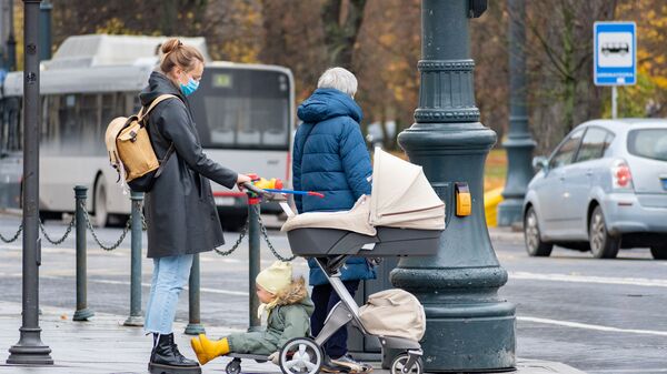 Женщина с коляской с детьми на улице Вильнюса - Sputnik Литва