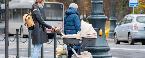 Женщина с коляской с детьми на улице Вильнюса Женщина с коляской с детьми на улице Вильнюса - Sputnik Литва