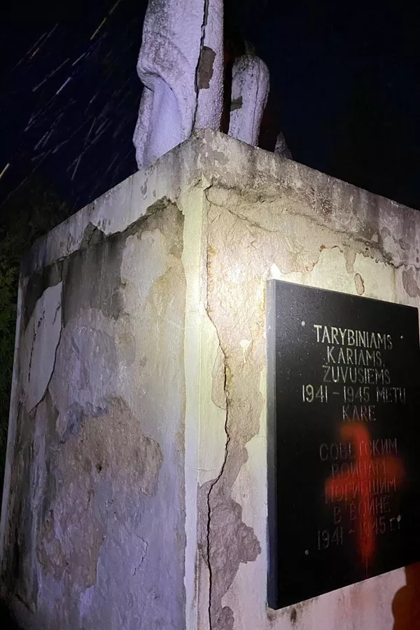 Rokiškio rajone nežinomi asmenys išniekino tarybinių karių kapus Rokiškio rajone nežinomi asmenys išniekino tarybinių karių kapus - Sputnik Lietuva