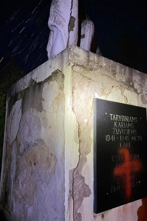 Rokiškio rajone nežinomi asmenys išniekino tarybinių karių kapus Rokiškio rajone nežinomi asmenys išniekino tarybinių karių kapus - Sputnik Lietuva