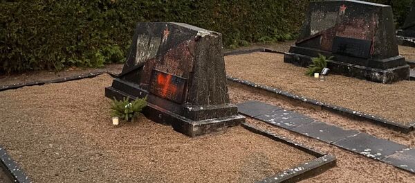 Оскверненный памятник в Обяляе - Sputnik Литва