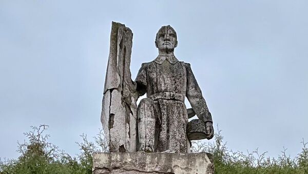 Оскверненный памятник в Обяляе - Sputnik Lietuva