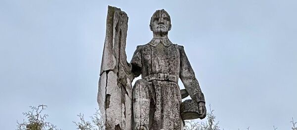 Оскверненный памятник в Обяляе - Sputnik Литва