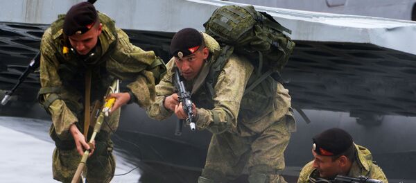 Высадка подразделения морской пехоты Тихоокеанского флота с борта десантного катера Высадка подразделения морской пехоты Тихоокеанского флота с борта десантного катера - Sputnik Lietuva