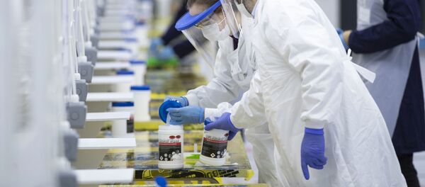 Медики проводят тест на коронавирус - Sputnik Литва
