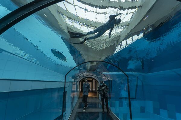 Дайвер в самом глубоком в мире бассейне в польском городе Мщонув - Sputnik Lietuva