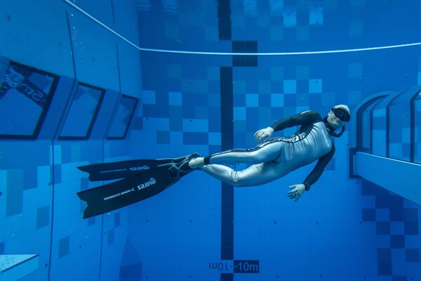 Дайвер в самом глубоком бассейне в мире Deepspot в Польше - Sputnik Lietuva