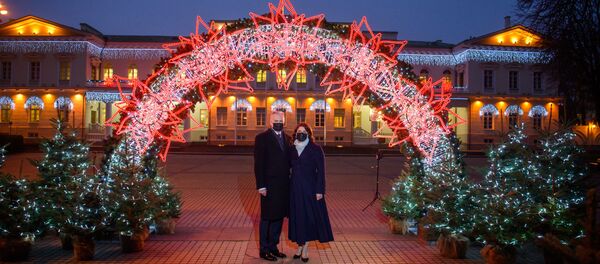 Президент Литвы Гитанас Науседа и первая леди Диана зажгли украшения президентского дворца - Sputnik Lietuva