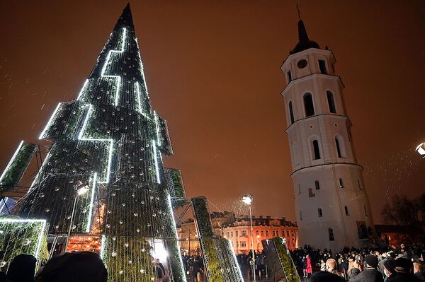 Рождественская ель в Вильнюсе стала самой красивой в Европе по версии EBD Рождественская ель в Вильнюсе стала самой красивой в Европе по версии EBD - Sputnik Литва