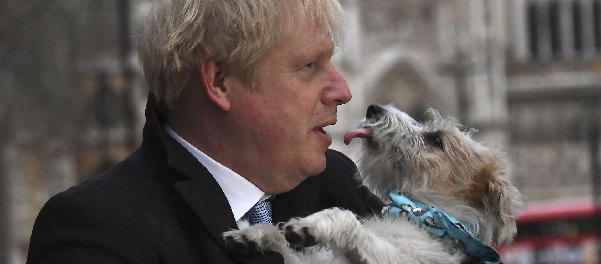 Премьер-министр Великобритании Борис Джонсон со своей собакой по кличке Дилэн - Sputnik Lietuva, 1920, 30.11.2020
