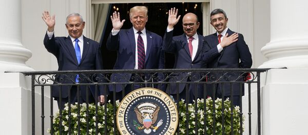 Премьер-министр Израиля Биньямин Нетаньяху,  президент США Дональд Трамп, министр иностранных дел Бахрейна Абдуллатиф бин Рашид аль-Зайани и министр иностранных дел ОАЭ Абдалла бен Заид Аль Нахайян - Sputnik Lietuva