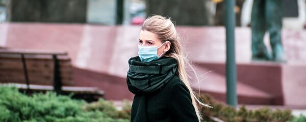 Девушка в защитной маске на улице Вильнюса Девушка в защитной маске на улице Вильнюса - Sputnik Литва
