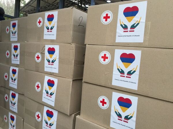 Посольство Литвы отправило гуманитарную помощь в Нагорный Карабах - Sputnik Литва