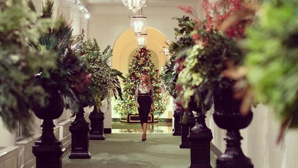 Мелания Трамп в последний раз украсила Белый дом перед Рождеством  - Sputnik Lietuva