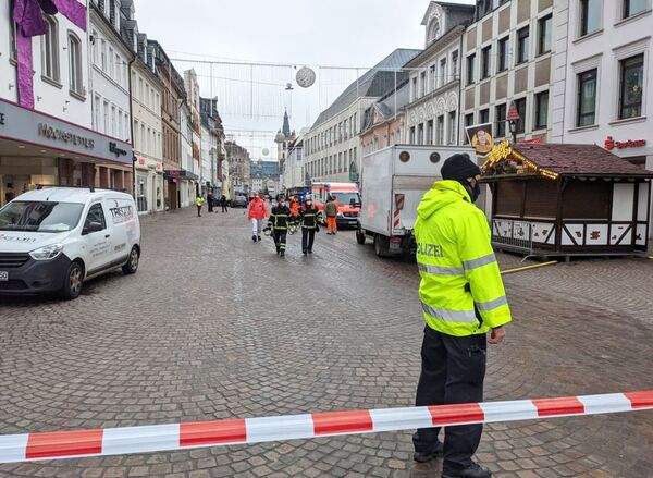 В Германии автомобиль наехал на пешеходов, есть погибшие В Германии автомобиль наехал на пешеходов, есть погибшие - Sputnik Литва