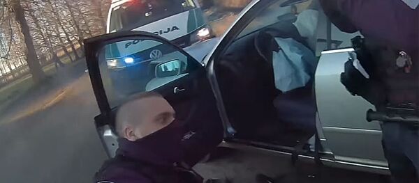 Nufilmuotas neblaivaus vairuotojo mėginimas pasprukti nuo policijos pareigūnų Nufilmuotas neblaivaus vairuotojo mėginimas pasprukti nuo policijos pareigūnų - Sputnik Lietuva