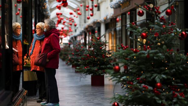 Женщины в Аркада Берлингтона, украшенного к Рождеству, Лондон, Великобритания - Sputnik Литва