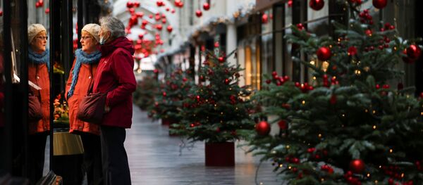 Женщины в Аркада Берлингтона, украшенного к Рождеству, Лондон, Великобритания - Sputnik Литва