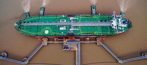 Tanklaivis naftos terminale Kinijoje Tanklaivis naftos terminale Kinijoje - Sputnik Lietuva