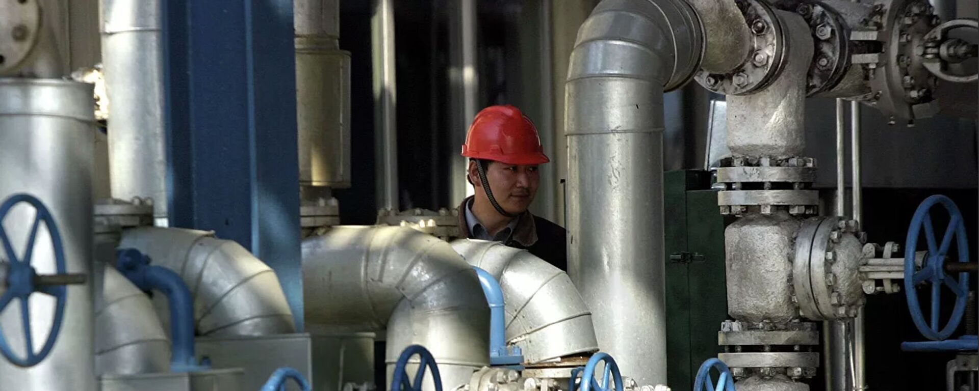 Рабочий на нефтеперерабатывающем заводе в Гирине, Китай - Sputnik Lietuva, 1920, 11.03.2022