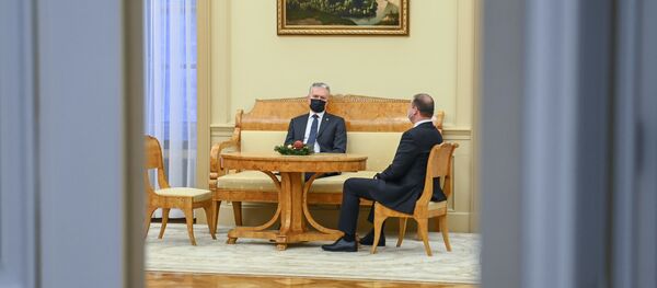 Prezidentas Gitanas Nausėda su laikinai ministro pirmininko pareigas einančiu Sauliumi Skverneliu Prezidentas Gitanas Nausėda su laikinai ministro pirmininko pareigas einančiu Sauliumi Skverneliu - Sputnik Lietuva