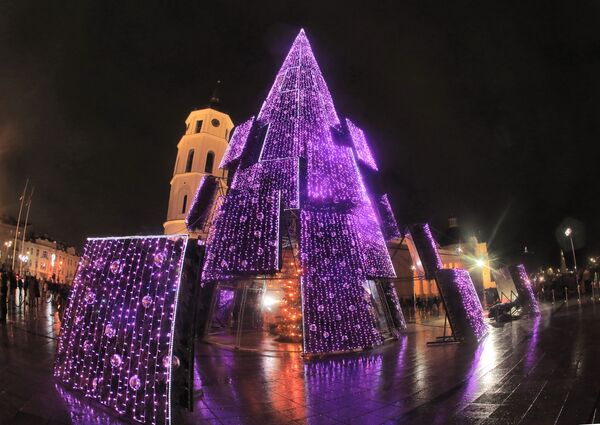 Рождественская ель в Вильнюсе стала самой красивой в Европе по версии EBD Рождественская ель в Вильнюсе стала самой красивой в Европе по версии EBD - Sputnik Литва