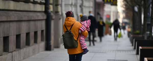Мама с ребенком на улице Вильнюса - Sputnik Литва