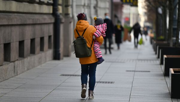 Мама с ребенком на улице Вильнюса - Sputnik Литва