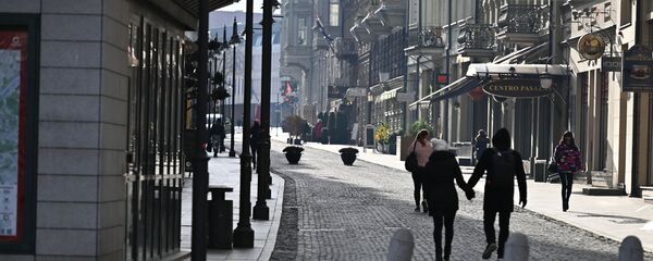 Прохожие на улице Вильняус в Вильнюсе Прохожие на улице Вильняус в Вильнюсе - Sputnik Lietuva