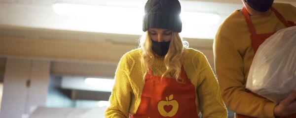 Появилось видео, как пожилым в Вильнюсе доставляют продукты в карантин - Sputnik Литва