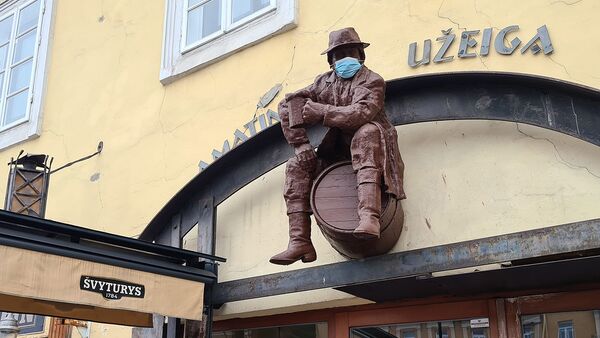 Фигура пьяницы над входом в кафе в медицинской маске, Вильнюс - Sputnik Lietuva