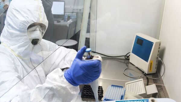 Сотрудник лаборатории проводит тесты на коронавирусную инфекцию - Sputnik Литва