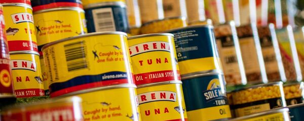 Полка с консервами в магазине - Sputnik Литва