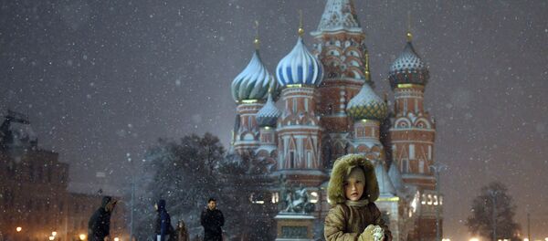 Прохожие во время снегопада на Красной площади в Москве Прохожие во время снегопада на Красной площади в Москве - Sputnik Lietuva