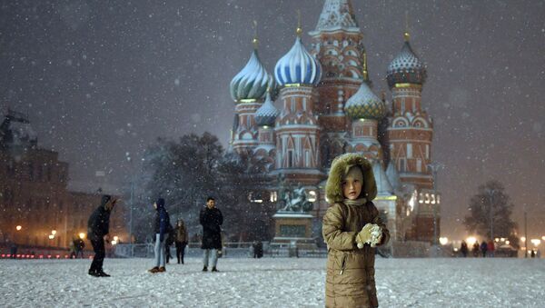 Прохожие во время снегопада на Красной площади в Москве - Sputnik Lietuva